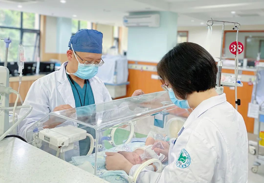 新生儿科何春霞小儿外科张恒 (1).jpg