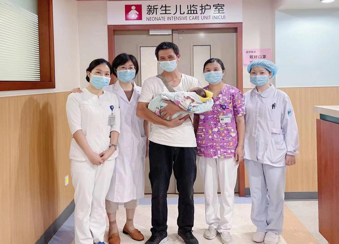 “小黄人”命悬一线 中心医院换血救命.png