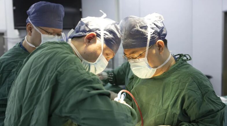 医院副院长刘斌为市民x某进行了手术，手术顺利完成